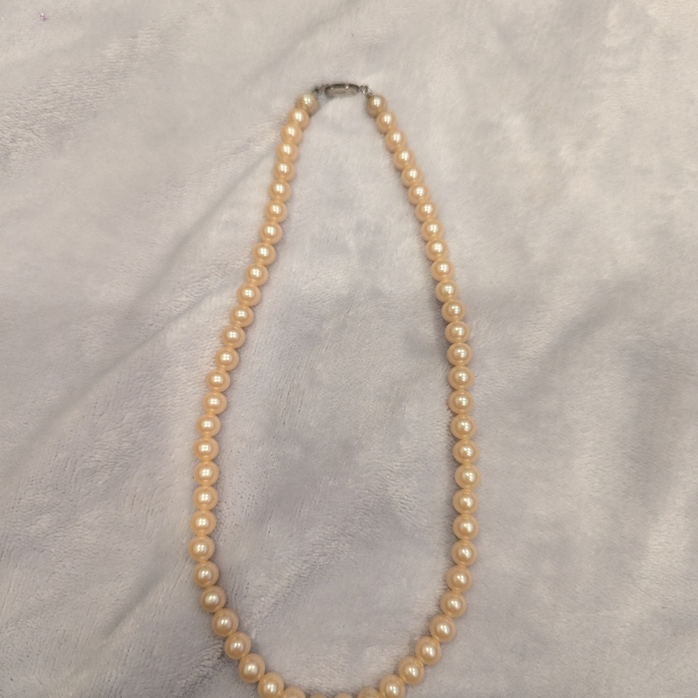 Beautiful Vintage Strand of Faux Pearls from Japan 16"/8" - Picture 4 of 7